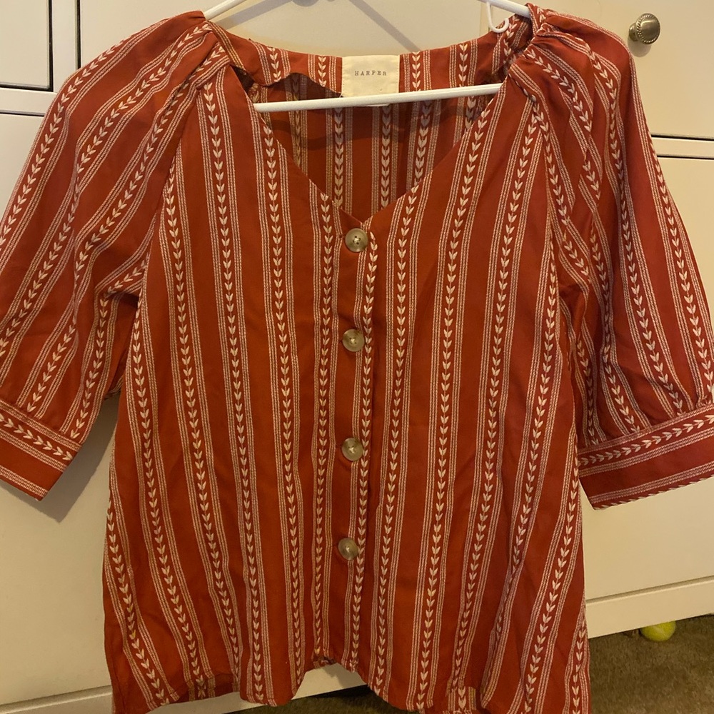 Cute orange top!